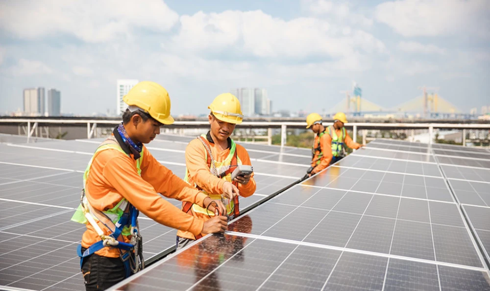Implemented a project to install solar panels on the rooftop and parking building of Supalai Grand Tower