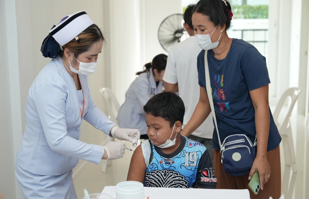 Project Happiness Camp Year 2: "Waan Sang Suk" (Glasses for Happiness) + "Nong Suk Dee, P' Suk Jai"