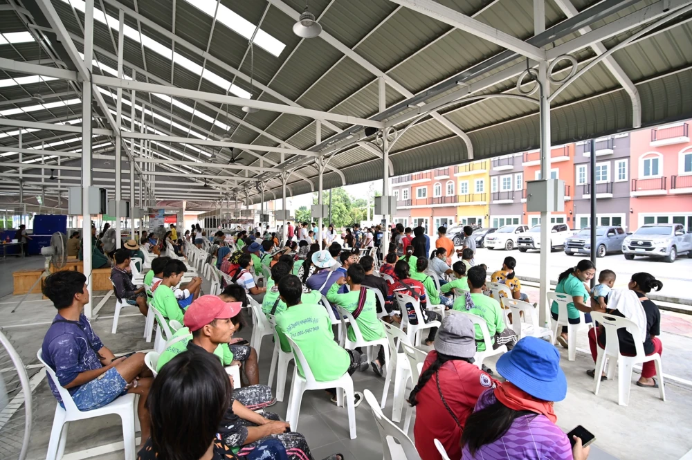Project Happiness Camp Year 2: "Waan Sang Suk" (Glasses for Happiness) + "Nong Suk Dee, P' Suk Jai"