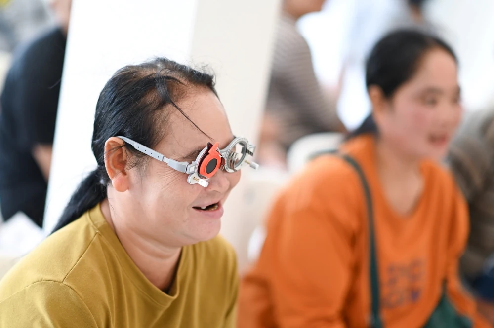 Project Happiness Camp Year 2: "Waan Sang Suk" (Glasses for Happiness) + "Nong Suk Dee, P' Suk Jai"