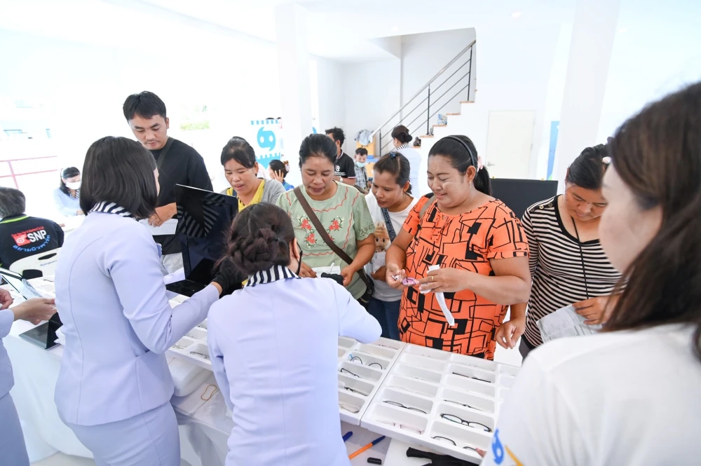 Project Happiness Camp Year 2: "Waan Sang Suk" (Glasses for Happiness) + "Nong Suk Dee, P' Suk Jai"